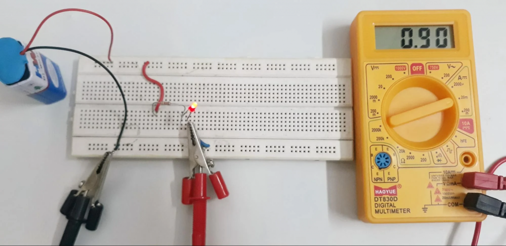 قرار دادن سلکتور بر روی 20mA و اتصال پروب مشکی به سر منفی باتری و پروب قرمز به کاتد LED